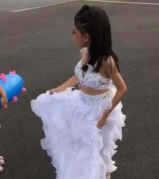 六岁女孩就当起了伴娘，化妆之后美艳，网友怒斥：像什么样子