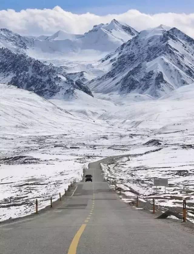 在新疆，有一种旅行，叫公路旅行