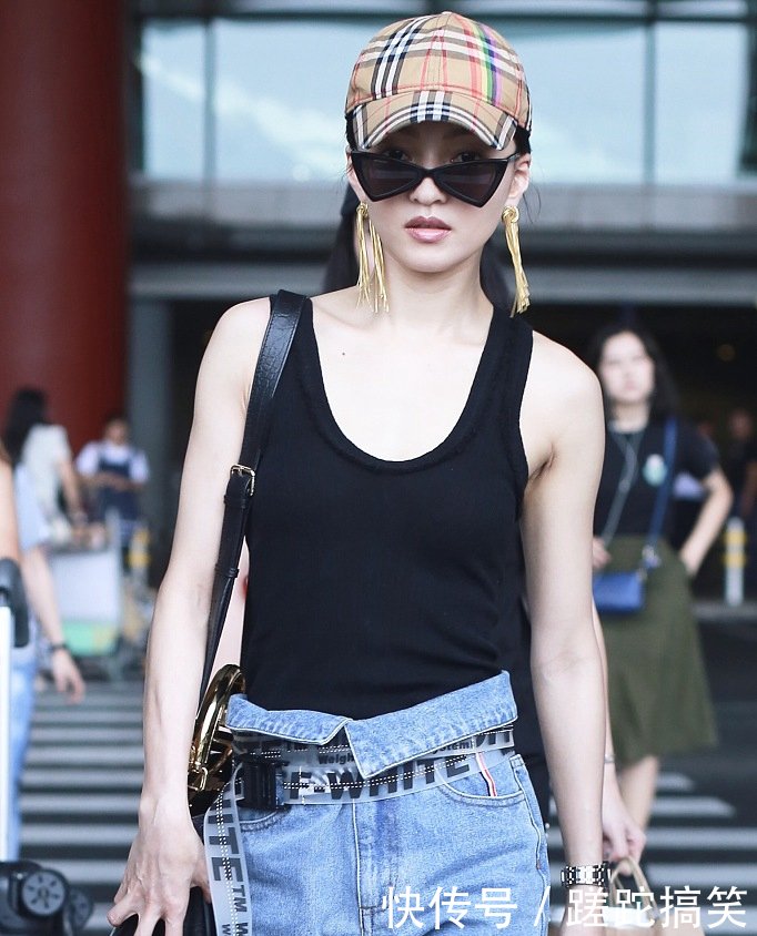 原本以为戚薇穿背心走机场已经够酷了，直到看见张韶涵，帅炸了！