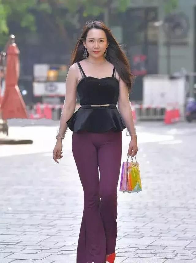 黑色吊带连衣裙搭配大紫紧身裤，矫健身姿甜美微笑