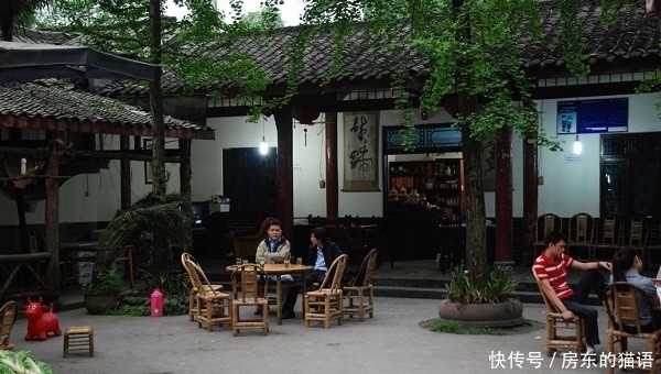 农村这个生意很吃香，农民扎堆开，城市人扎堆去，现在想脱身都难