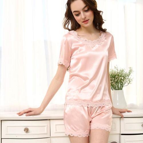 家里穿的衣服不要不关心，睡衣要注意定期更换，对健康和舒适负责