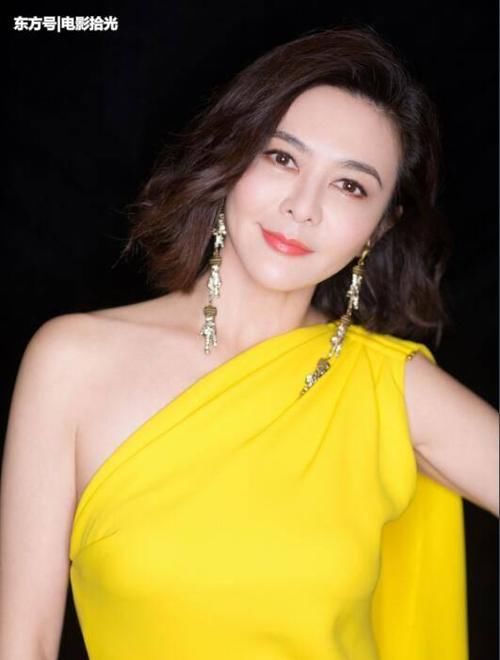 张凯丽和关之琳同为55岁，俩人气质各有千秋，但身材差异很大！