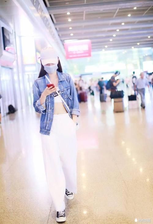 乔欣比超模还敢穿,外套敞开露出内衣真大胆,网友:深藏不露