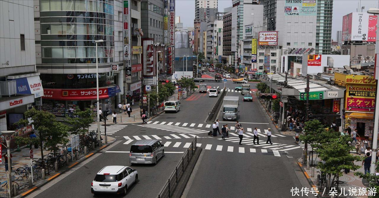 中国游客在日本街头，看不懂中国汉字，网友：我是假中国人？