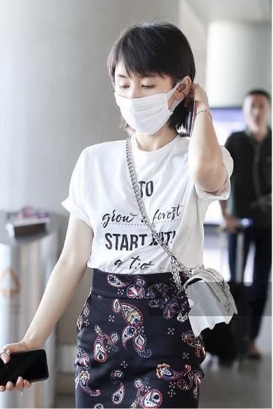 王子文包臀裙走机场，S型身材造型凹出来了，十足魅力！