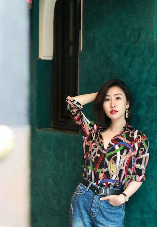  『简洁』黎贝卡穿衣服简洁大气，每件配搭都高雅有气场，不愧为是顶尖时尚达人