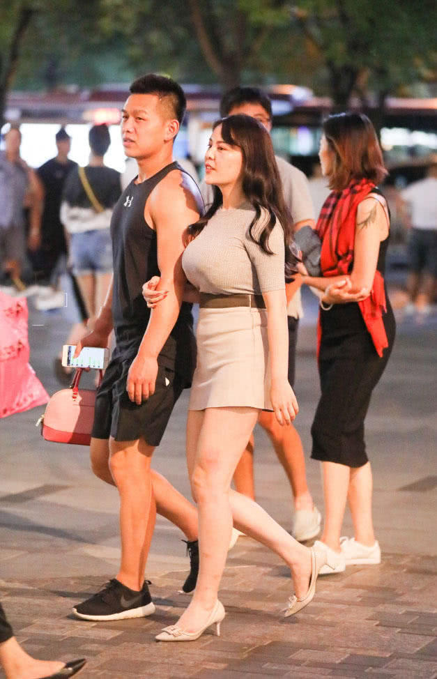 丰满的身材加上娇好的面容让小姐姐显得特别出众。