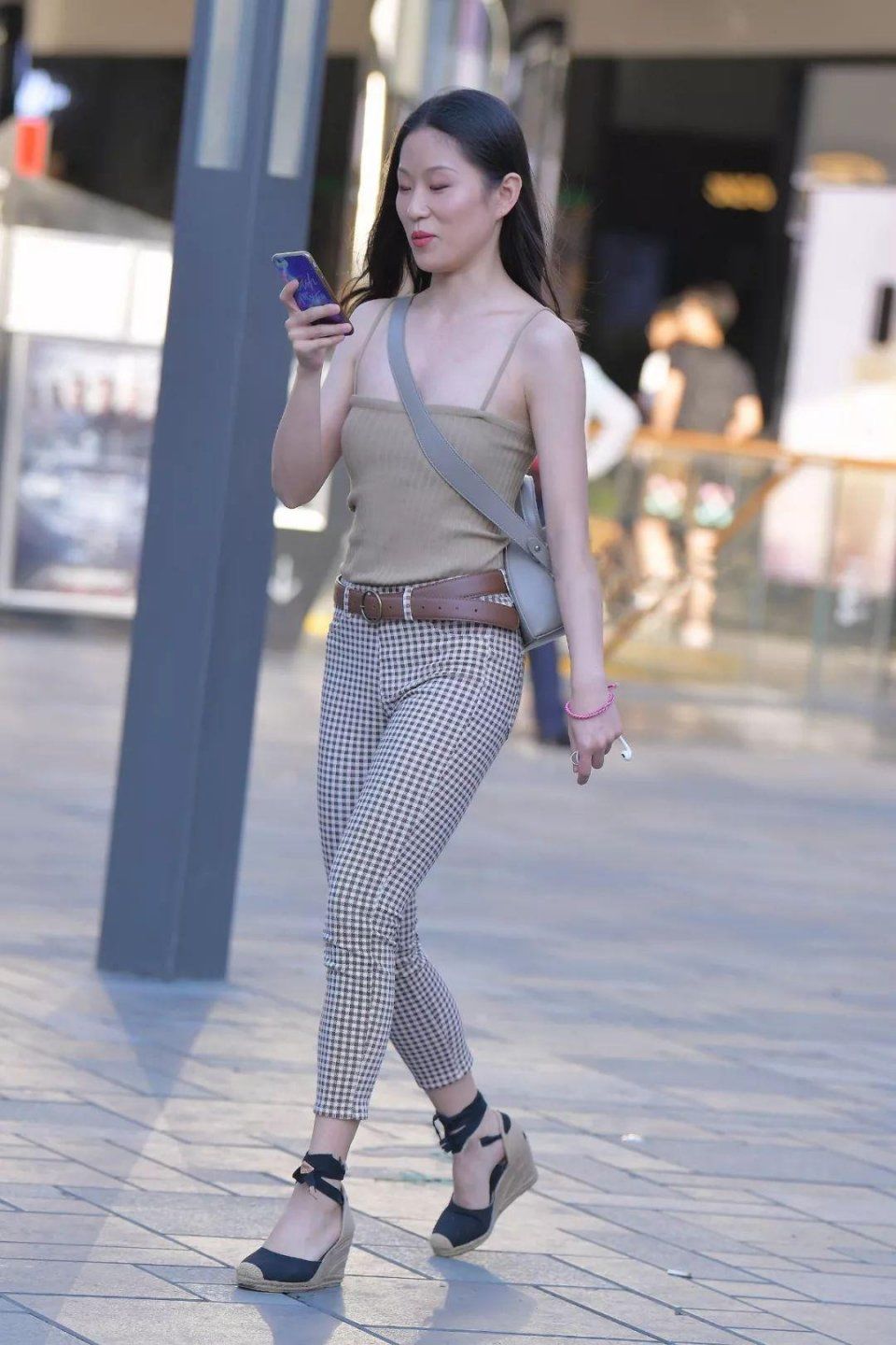 街拍:看着就很干净的小眼迷女生，身段不错!