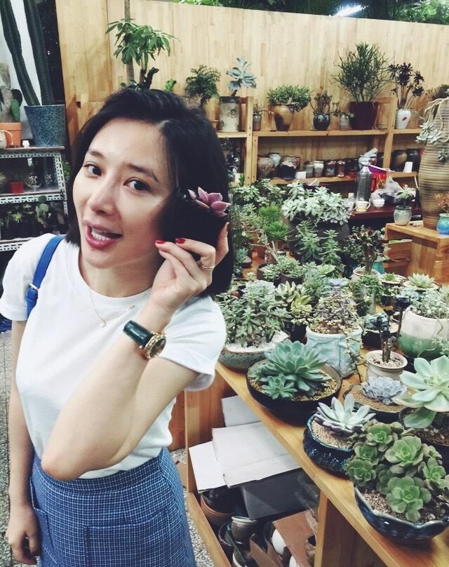 熊乃身穿西服外套+直筒裤现身，简单大方，网友:包包太丑了!