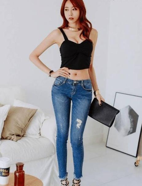 紧身裤行走时气场十足，妹子给人稳重成熟的魅力