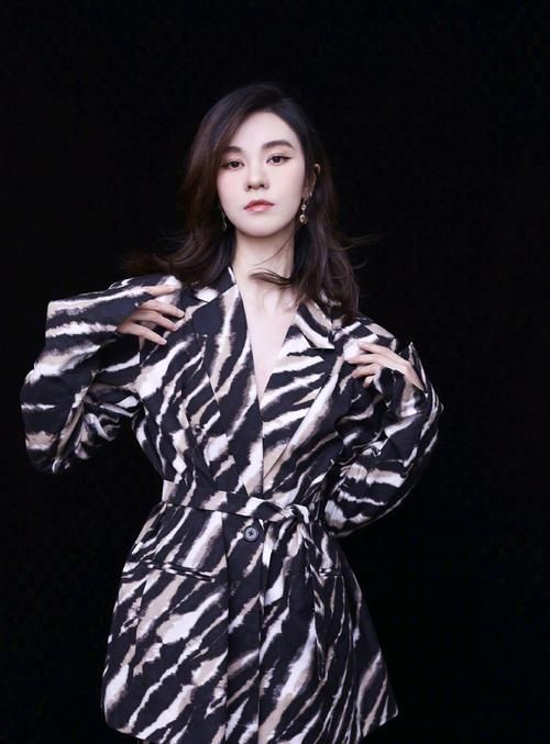  『真好』郁可唯衣品真好，身穿一袭浅紫色抹胸连衣裙纱裙，美得就像个仙子