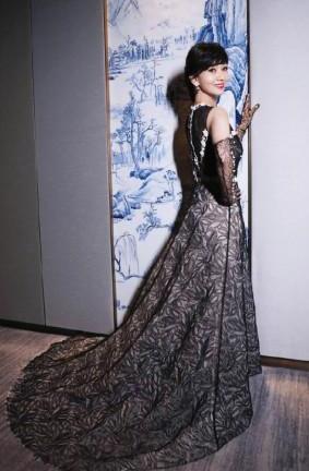 64岁赵雅芝镂空连衣裙亮相，腰间赘肉反成亮点，让人感到匪夷所思