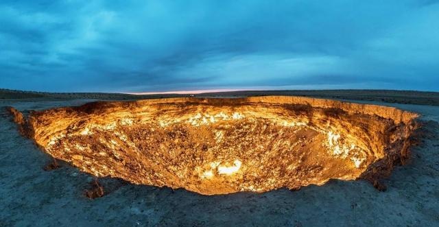 沙漠现70米巨型火坑!烧了48年都不灭:藏35亿吨石油还能烧100年