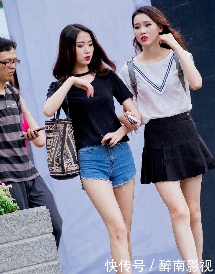  #有型#美女街拍：柔美娇俏的小姐姐，时尚的穿搭，更加甜美有型！