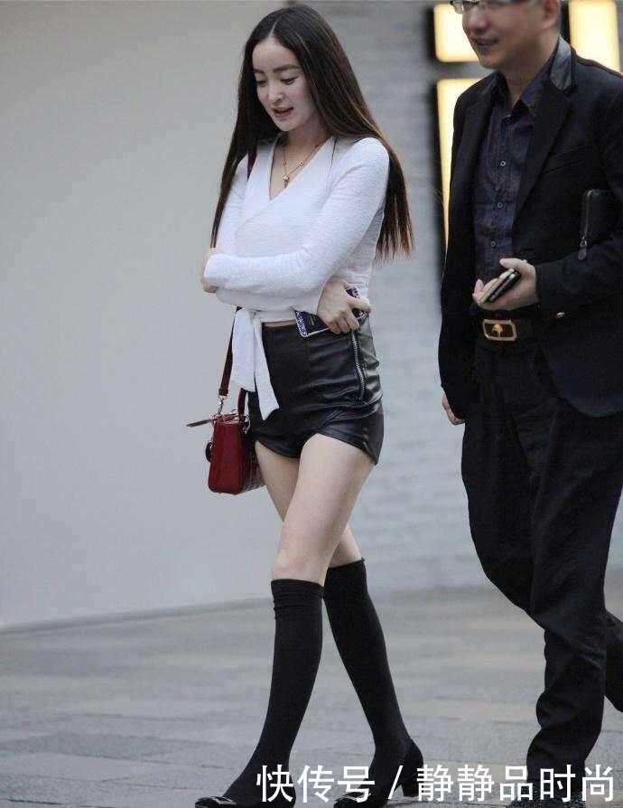 街拍: 穿短裤的年轻女孩, 小皮短裤紧致光滑