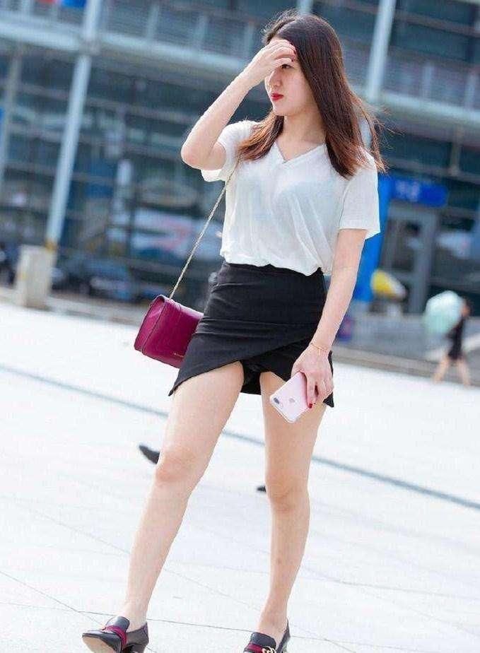 街拍, 美女这么短的裙子还要加上一个小开叉