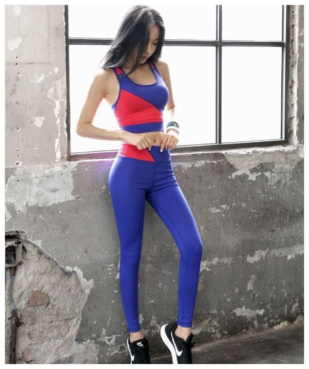 美图:紧身裤小姐姐拥有一双修长均匀的美腿，我居然放大看了好久