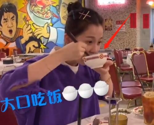  「餐馆」虞书欣去餐馆吃“打边炉”，看清她拿起碗动作后，真吃假吃很明显