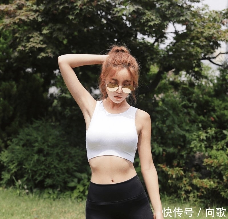  粉色■明艳粉色的运动装让你轻松吸引健身房人们的目光!