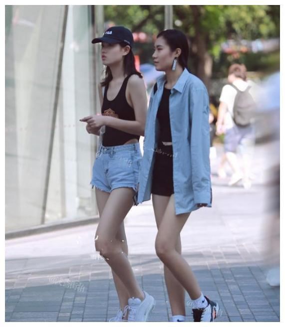 街拍：图七穿超短裤上阵，白皙水嫩的长腿，看了两眼放光！