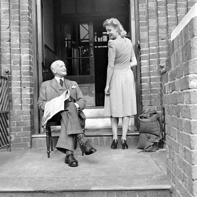 多年前丝袜曾是男性专用品，如今女性更爱神奇的“液体丝袜”