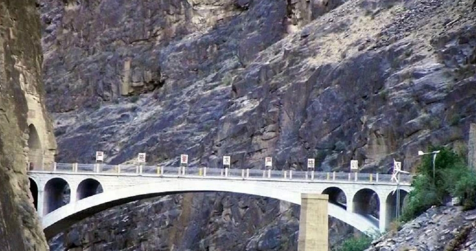 川藏线上的这座桥,武警24小时看守不允许游客拍照,原因很心酸