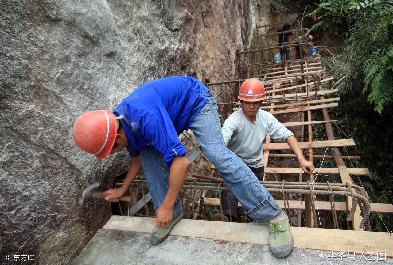 民工兄弟百米悬崖上修栈道，游客看着双腿打颤，他们却如履平地