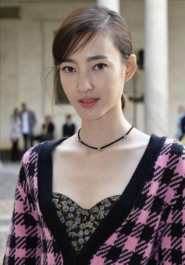 素颜女神王丽坤，穿粉色连体裤配黑网袜，被网友吐槽像抠脚大婶