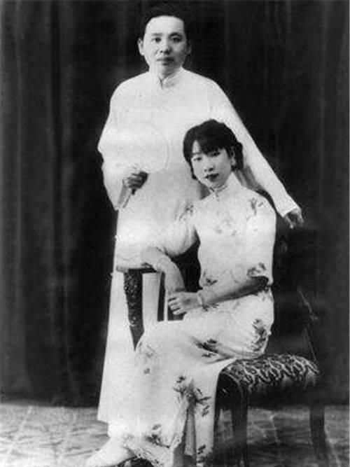 『当中』他明知新娘被调包却没离婚,后连娶2房妻子,让原配独守空房一生