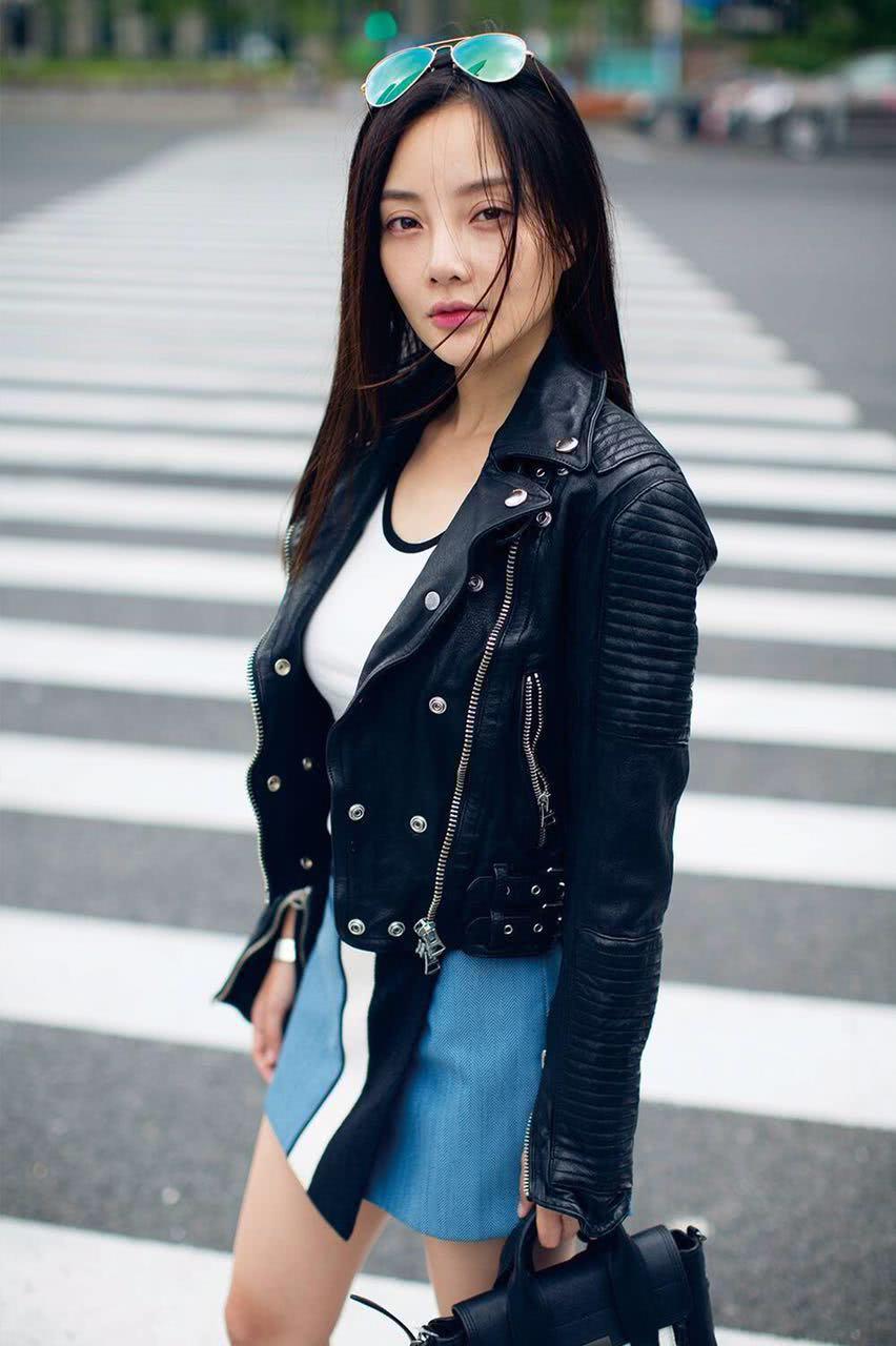 李小璐的撩人照，图二时尚迷人，图四看了让我舍不得翻页