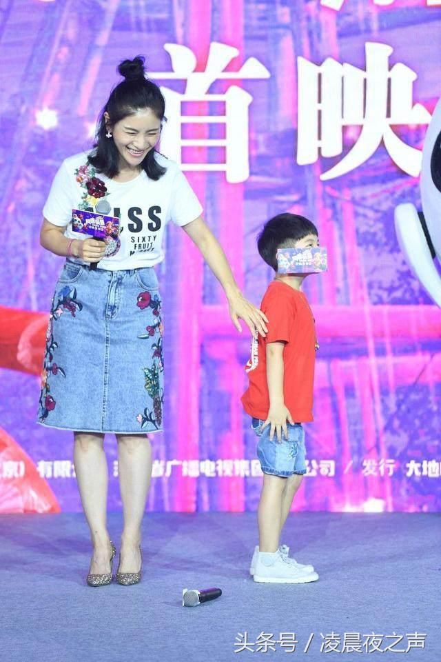 胡可穿牛仔裙亮相机场，网友：看身材，这发福严重了呀