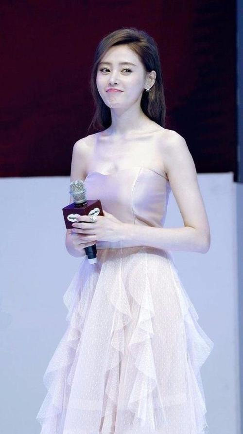 张天爱这条裙子正面极其平淡，可当她转身的瞬间，时间都静止了