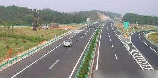  高速：高速不同车道安全性也不同交警没错，走这条道事故率几乎