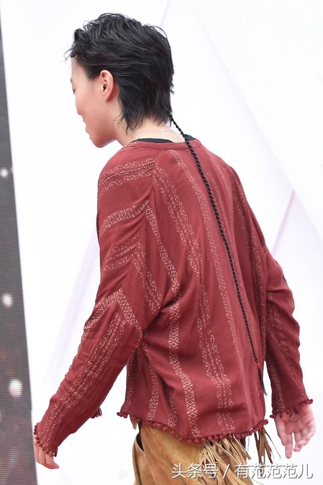 窦靖童终于洗掉下巴上的纹身，但看完她穿的裤子，我尴尬癌都犯了