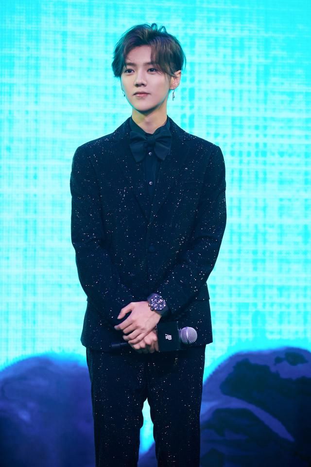 鹿晗不过是穿了套西装，颜值爆表帅到窒息，一举一动尽显王子风范