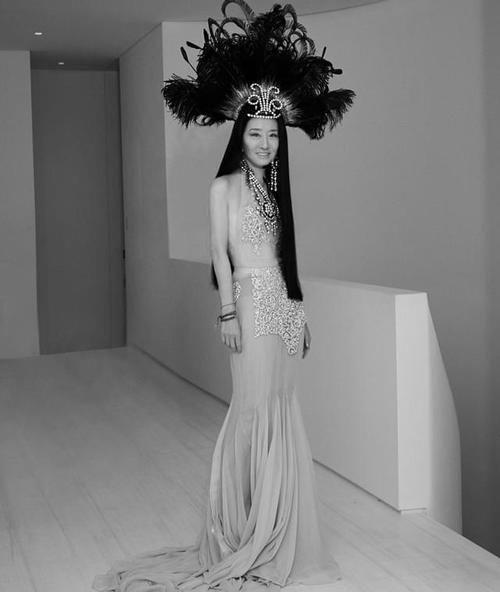 『 纸片』裤子仅靠根绳子挂脖穿，真正骨感美人，70岁的她被称为“纸片人”