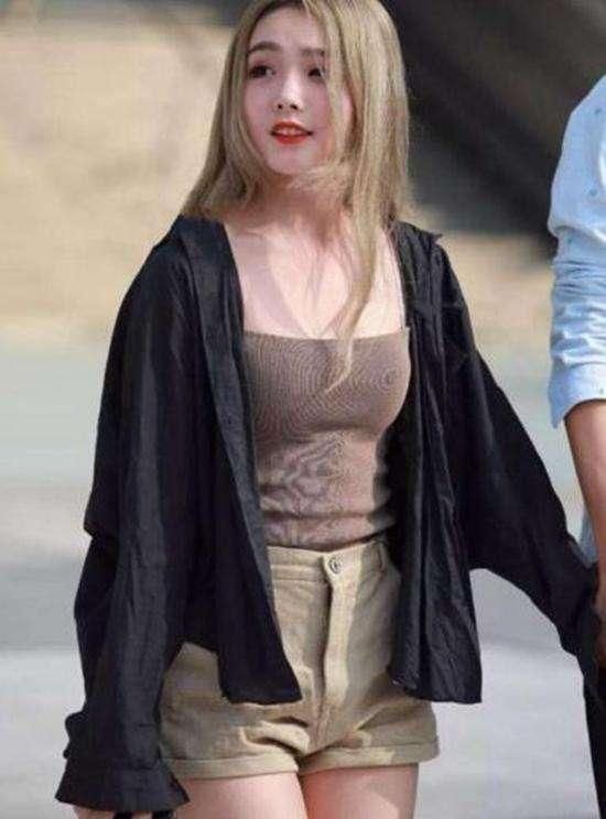 街拍: 纯白的吊带上衣,好短的牛仔短裤,白皙修长的美腿,真美!