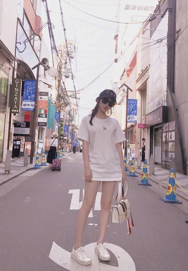 蒋梦婕穿深V连衣裙秀事业线，网友：秀再多也火不起来！