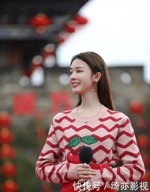#脖颈线条#她因《无心法师》走红,一袭撞色拼接长裙出境,羊角辫俏皮灵动