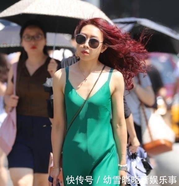 『美女』街拍:娇小玲珑的美女,黑色背心搭打底裤,显女神的魅力