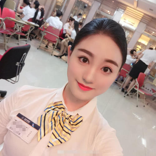 在飞机上，空姐为什么都要穿“短裙制服”，竟还有这个理由