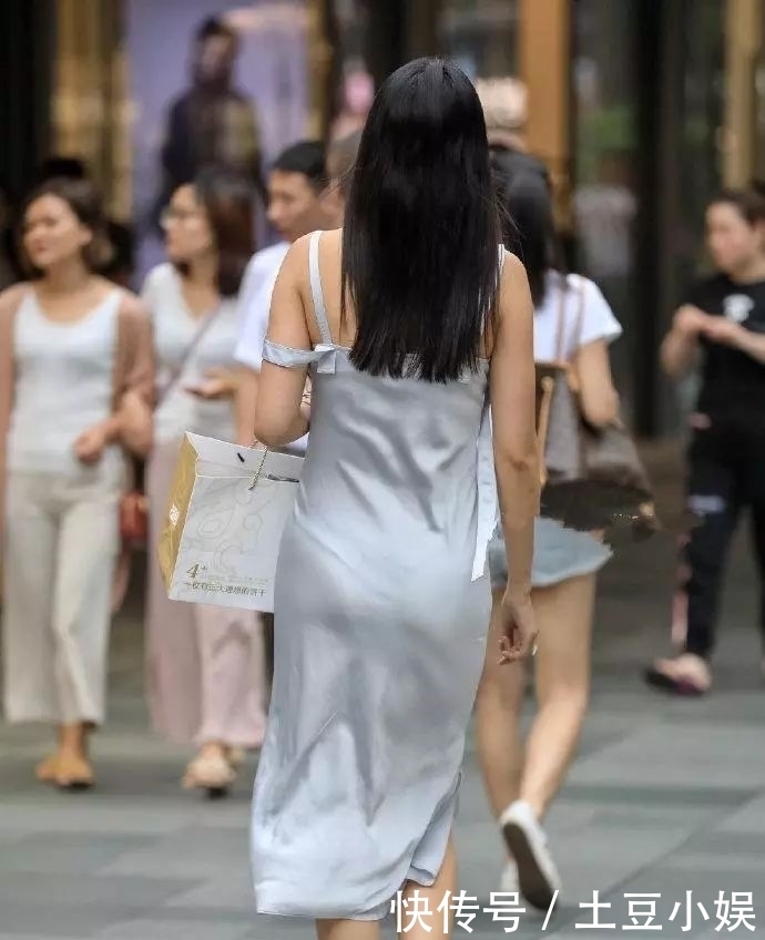  『美女』美女穿着睡衣就出来了，不过还挺有富贵风范的
