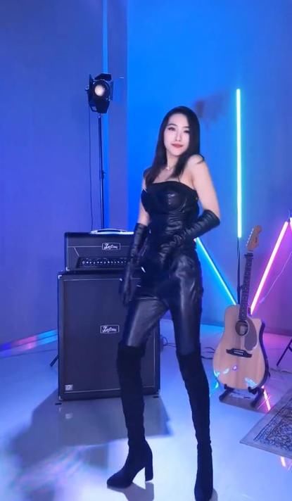  美女|小姐姐绝世而独立，也太甜美了吧，自信大方！