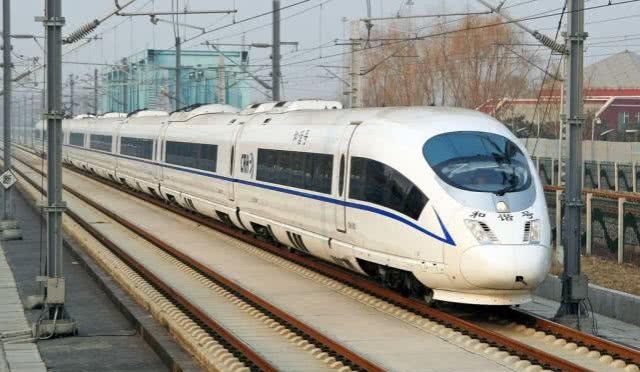 火车轨道下面铺满了石子，为什么高铁下面就没有？看完恍然大悟