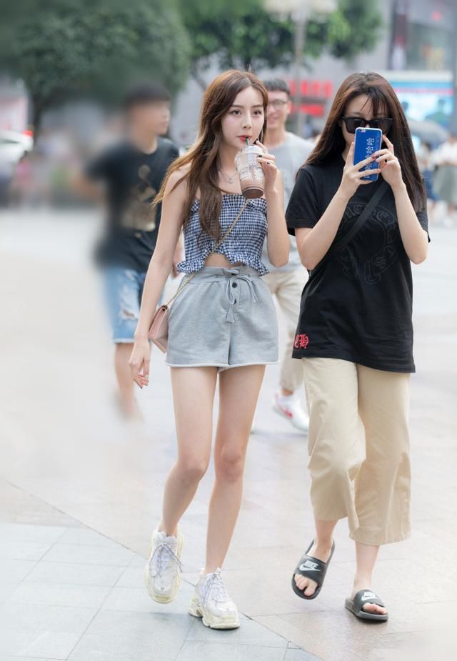 街拍，穿得撩人，长得好看，美艳不可方物