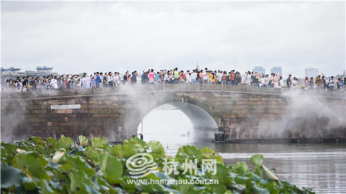 国庆黄金周首日 西湖游客悠然雨中行