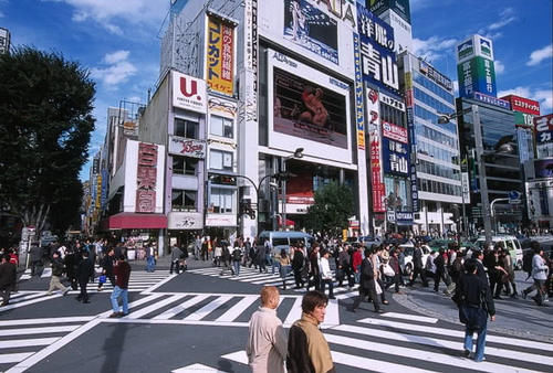 到日本旅游，如果有日本人拿橙色旗子挥舞，别问原因更别犹豫，跑