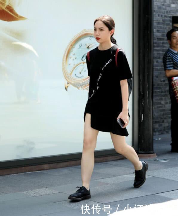 街拍:170美女紧身裤大长腿,遇到1米5小姐姐,瞬间被KO?!