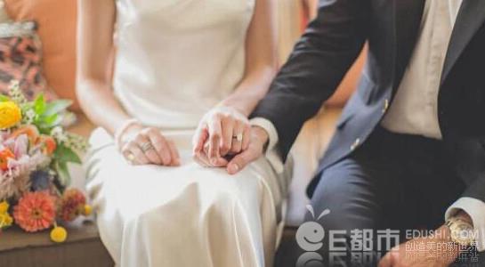 何洁深夜发文疑证实离婚，结婚三年舍不得买包买鞋，老公却在背后